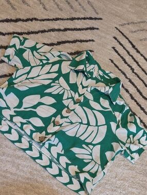 Nicole Miller Green and White Tropical Print Crop Top